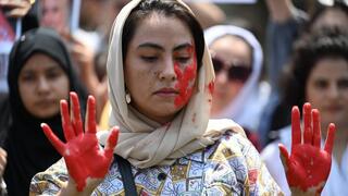 Mujeres afganas protestan en Pakistán contra el régimen talibán en Afganistán.