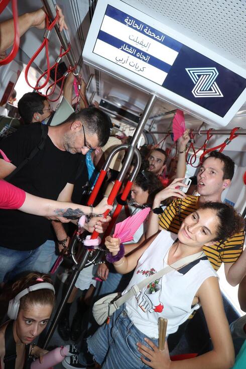 Manifestantes esposados en el tren de la Línea Roja. 