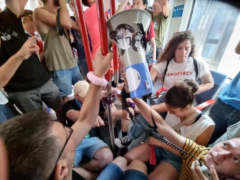 Manifestantes esposados en uno de los trenes de la Línea Roja. 