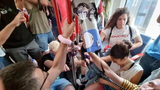 Manifestantes esposados en uno de los trenes de la Línea Roja. 
