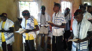 Momento de oración en Abayudaya, de Uganda. 