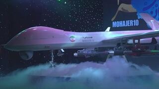 Irán revela un avión no tripulado potencialmente capaz de alcanzar Israel.