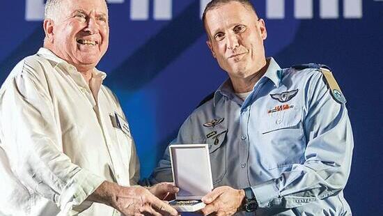 Haim recibe la insignia de oro de aviador de manos del comandante de las Fuerzas Aéreas Tomer Bar.