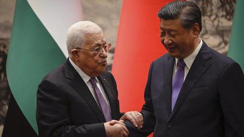 El presidente de la Autoridad Palestina, Mahmud Abbas, y el presidente chino, Xi Jinping.  A China le encantaría mediar en el conflicto palestino-israelí.