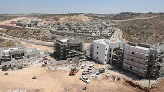 Construcción en el asentamiento cisjordano de Elkana.