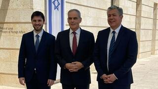Ignacio Torres (izquierda) y Rolando Figueroa (derecha), junto a Jonathan Peled, el director Adjunto para América Latina y el Caribe de la Cancillería israelí. 