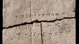 Escritura cuneiforme en un ladrillo de barro extraído de un palacio de 2.900 años de antigüedad en el actual Irak.