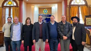 El embajador de Israel en Argentina, Eyal Sela, junto a representantes de la comunidad judía en la sinagoga de Villa Domínguez.