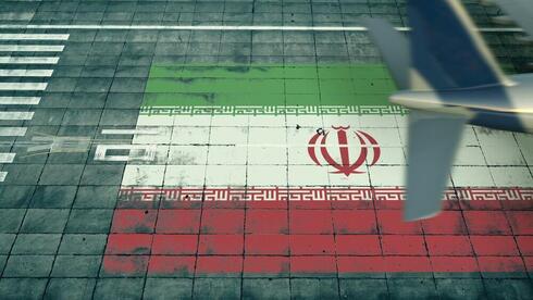 La bandera iraní pintada en el suelo del aeropuerto de Teherán. No es algo que hoy un israelí quisiera ver desde la ventanilla de su avión. 