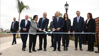 El embajador de Israel en Argentina, Eyal Sela, junto al gobernador de Entre Ríos,  Gustavo Bordet, durante la inauguración del nuevo Paseo Ben Gurión en la localidad de Villaguay.