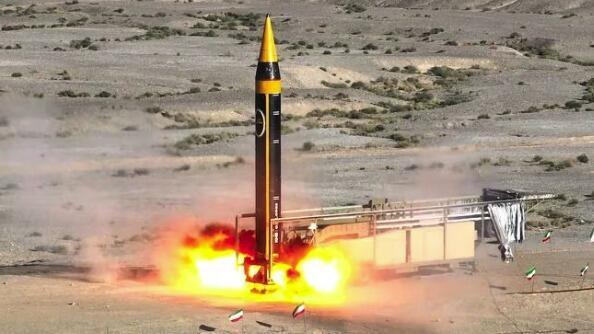 Un nuevo misil balístico tierra-tierra de 4ª generación Khorramshahr, llamado Khaibar y con un alcance de 2.000 km, es lanzado en un lugar no revelado de Irán.