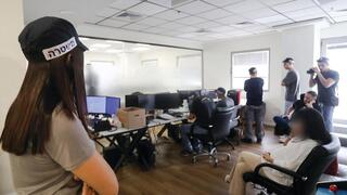 Fuerzas policiales asaltan las oficinas de Ramat Gan.