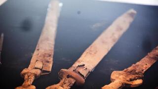 Espadas de la época romana descubiertas en el desierto de Judea expuestas en Jerusalem.