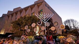 Un monumento de conmemoración donde ocurrió la masacre antijudía de Pittsburgh. 