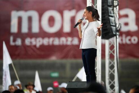 Claudia Sheinbaum como oradora en uno de los mitines de su partido, Morena. 
