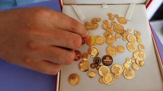 Ahmed Hamdan ofrece monedas de oro a residentes de bajos ingresos de la Franja de Gaza.