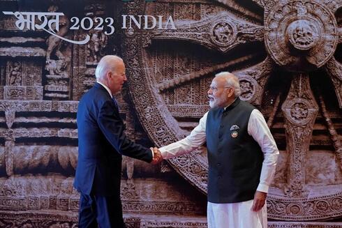 El presidente de Estados Unidos saluda al primer ministro indio. 
