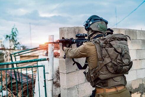 Un soldado durante un operativo en Jericó. 