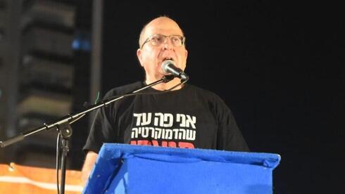 Moshe "Bogie" Ya'alon, durante los días protesta contra la reforma judicial, en Beersheba. (Chaim Hornstein) Moshe "Bogie" Ya'alon, durante la protesta en Beersheba.