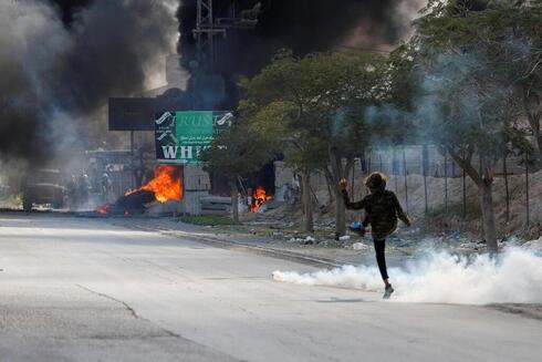 Militantes palestinos en Jericó se enfrentan a fuerzas de las FDI. 