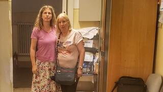 Tamar Hayardeni y su madre en la comisaría de Budapest.
