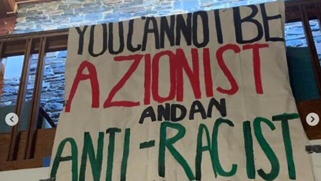 Cartel de "Estudiantes por la Justicia en Palestina" en un campus universitario estadounidense.