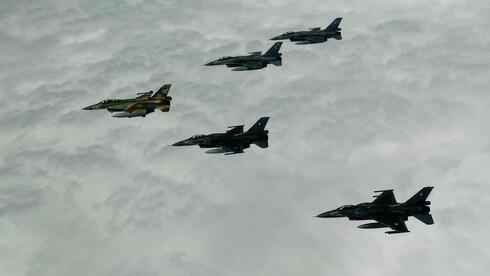 Ejercicios militares en conjunto entre las FDI y la Fuerza Aérea de Grecia. (Captura de pantalla) Ejercicios militares en conjunto entre las FDI y la Fuerza Aérea de Grecia.