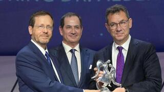 Stan Polovets, en el centro, con el presidente de Israel, Isaac Herzog, y el galardonado con el Premio Génesis 2022, el Dr. Albert Bourla.