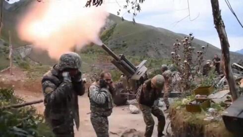 Archivo. Soldados armenios disparan contra fuerzas militares azerbaiyanas en el frente de la región de Nagorno-Karabaj.