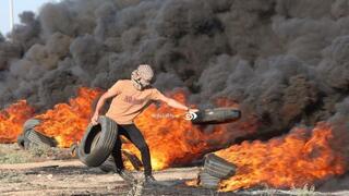 Con la pobreza rampante, quemar neumáticos es lo solución para los manifestantes de Gaza.