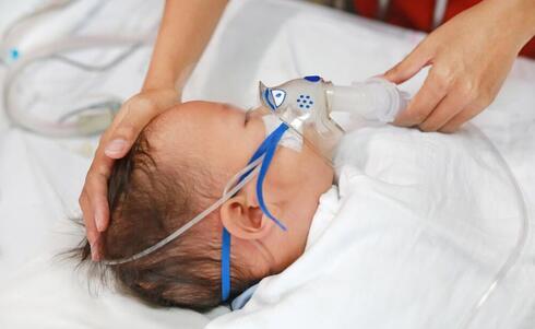 Los bebés son afectados por bronquiolitis y suelen necesitar hospitalización. 