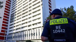 Un agente de policía de guardia durante una redada contra neonazis en la parte este de Berlín, Alemania, 19 de septiembre de 2023.