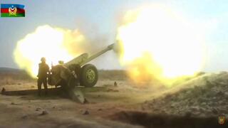Cañones azerbaiyanos en acción durante un combate contra armenios en la región de Nagorno-Karabaj.