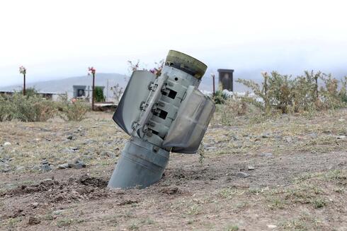 Archivo. Un cohete lanzado por las fuerzas azerbaiyanas cayó en Nagorno-Karabaj durante los combates con Armenia.