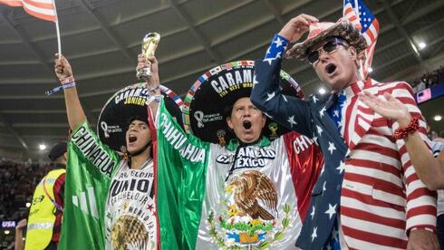 Aficionados al fútbol mexicanos y estadounidenses. 