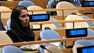 Una mujer que es miembro de la delegación de Arabia Saudita ante la ONU escucha el discurso del primer ministro Netanyahu ante la Asamblea General. 