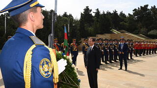 El presidente Isaac Herzog deposita coronas de flores en la tumba del tercer presidente de Azerbaiyán y en el monumento Shahidlar en Bakú. 