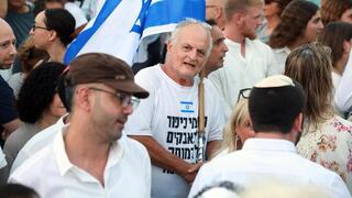 Vecinos se enfrentan a los organizadores del rezo de Yom Kippur segregado por sexos en la plaza Dizzengoff de Tel Aviv.