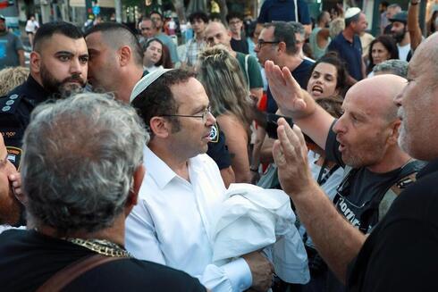 Vecinos se enfrentan a los organizadores del rezo de Yom Kippur segregado por sexos en la plaza Dizzengoff de Tel Aviv. 