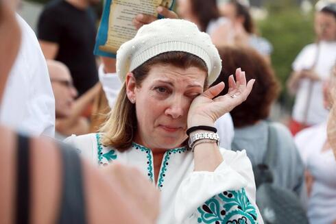 Adorador llorando en medio de enfrentamientos en Tel Aviv.