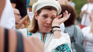 Adorador llorando en medio de enfrentamientos en Tel Aviv.