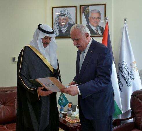 El embajador saudí con el ministro palestino de Asuntos Exteriores.