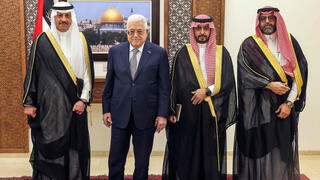 El embajador saudí de visita en Ramala.