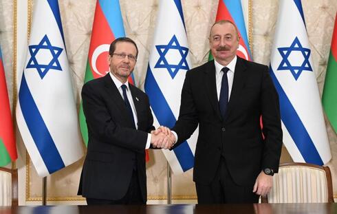 El presidente, Isaac Herzog, saludado por su homólogo azerbaiyano Ilham Aliyev en Bakú.