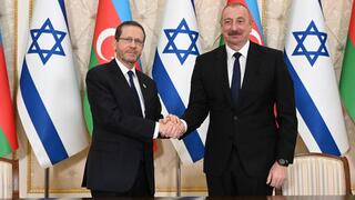 El presidente, Isaac Herzog, saludado por su homólogo azerbaiyano Ilham Aliyev en Bakú.