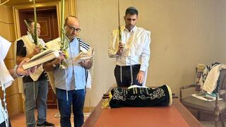 Shlomo Karhi y David Bitan celebran Sucot en Arabia Saudita.