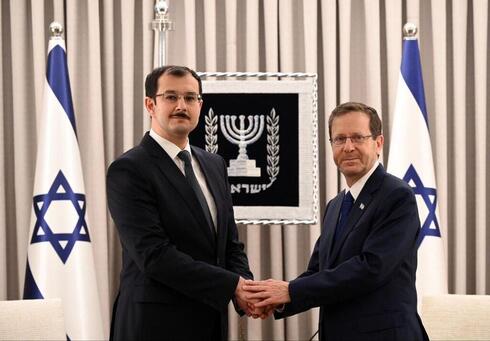 Herzog recibe las credenciales del embajador de Azerbaiyán en Israel, Mukhtar Mammadov.