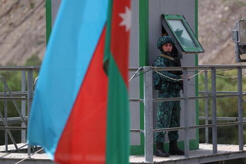 Un paso fronterizo bajo control azerí tras la invasión de Nagorno-Karabaj por Azerbaiyán.