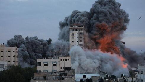 Ataque israelí derriba la Torre Palestina en Gaza. 