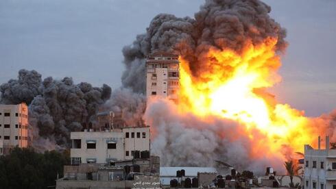 Ataque israelí derriba la Torre Palestina en Gaza. 